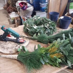 werktafel, groen, materialen, krans, bloemschikken