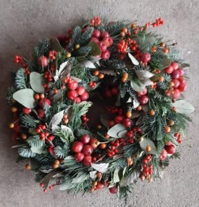 deurkrans, kerstkrans, natuurlijke materialen, rood, bessen, appeltjes, Conifeer, Nobilis, Eucalyptus